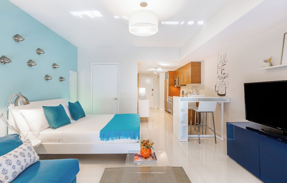 Business Studio Suite, 1 Queen, Balcony, City/River ViewÂ 3205