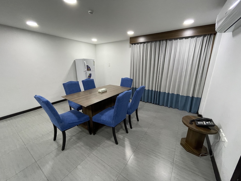Deluxe Two Bedroom Apartment - Photo 5