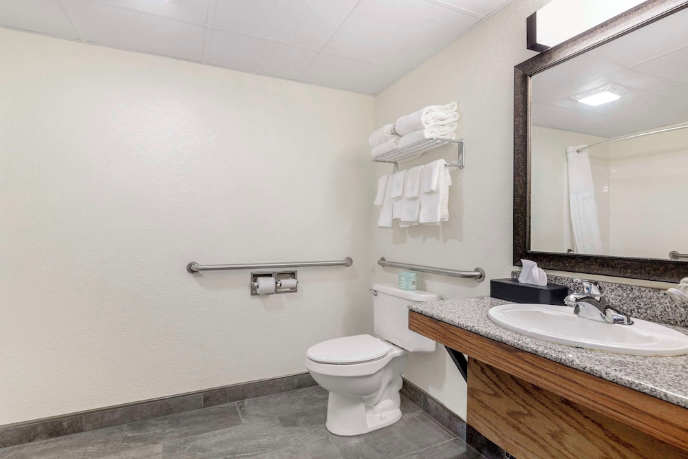 Room, 2 Queen Beds, Accessible - Photo 4
