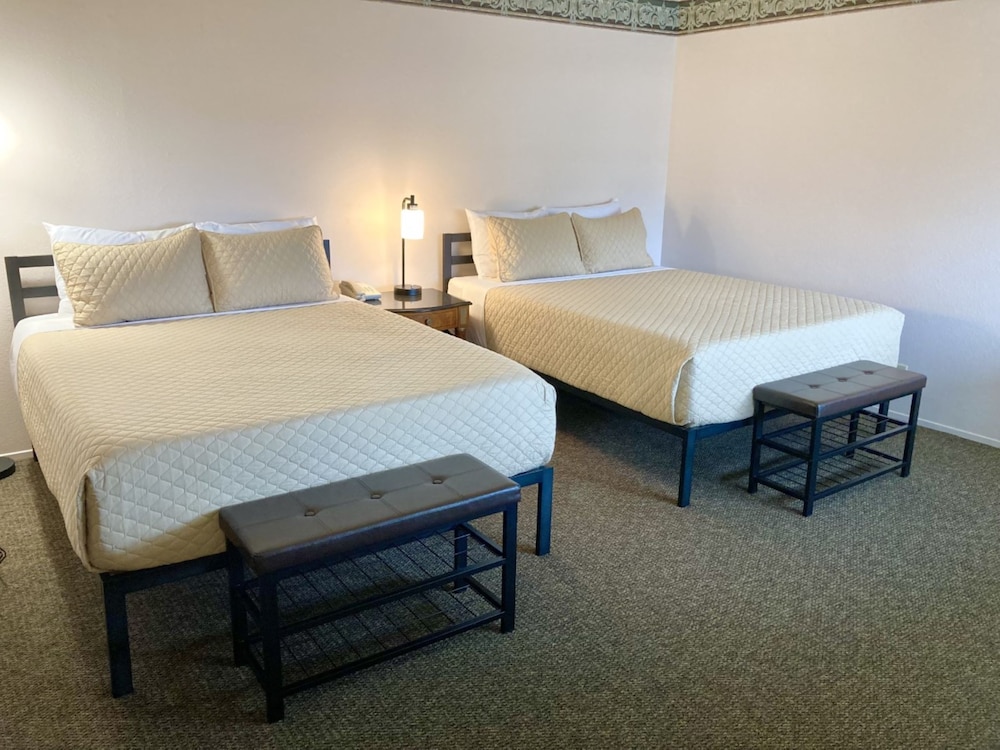 Standard Room, 2 Queen Beds, Non Smoking, Partial Ocean View - Photo 4