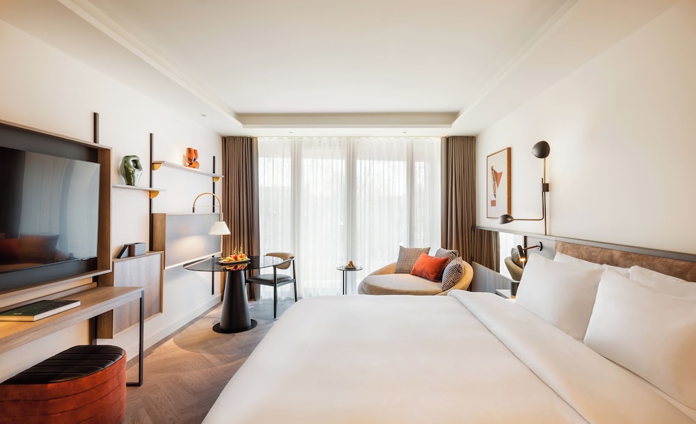 Room, 1 King Bed (Skyline View)