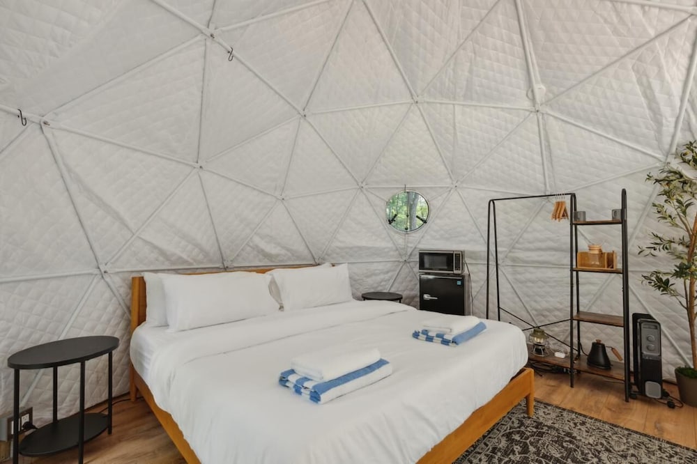 Premium Tent, 1 King Bed, Hot Tub photo 3