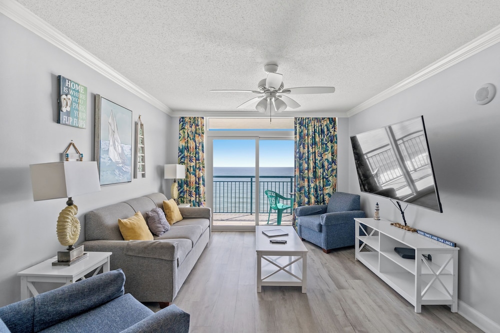 Deluxe Condo, 3 Bedrooms, Balcony, Oceanfront (1202)