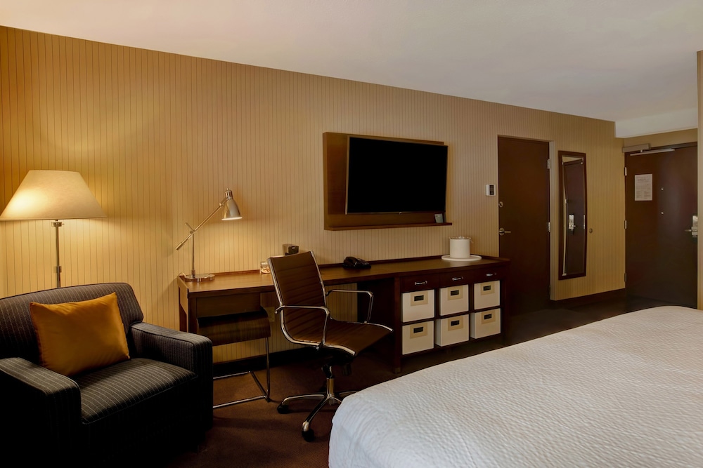 Room, 1 King Bed, Non Smoking, Tower - Photo 6
