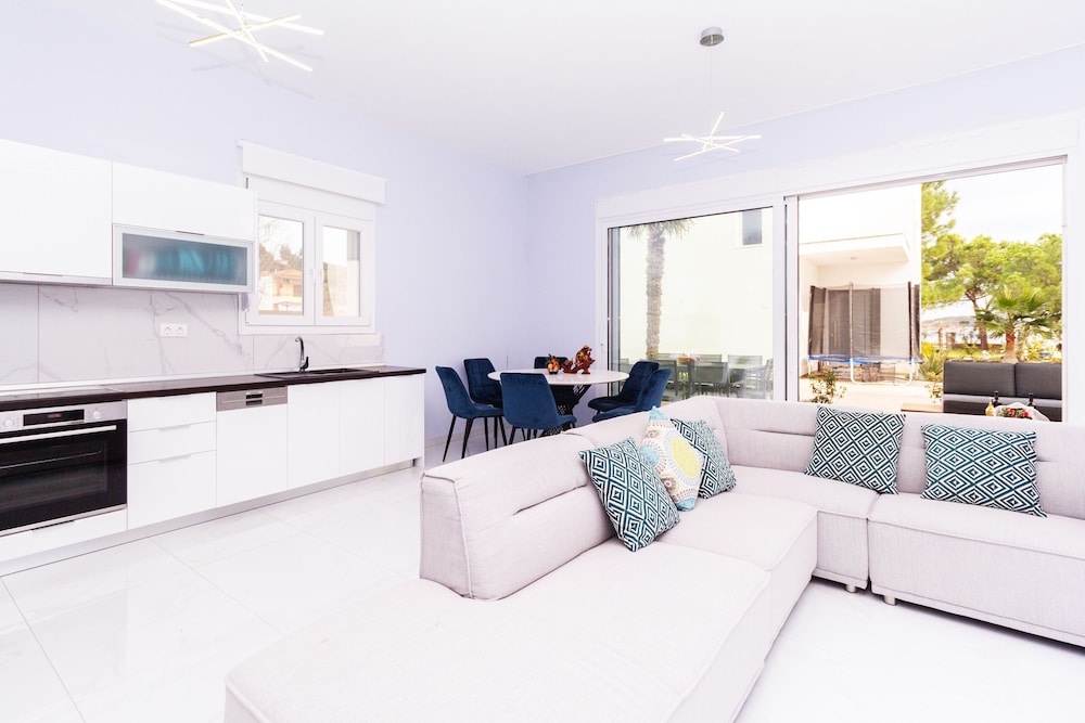 Classic Villa, 4 Bedrooms photo 1