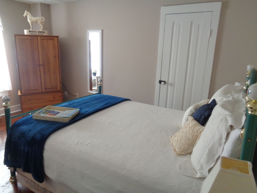 Williams Deluxe, 1 Queen Bed, Non Smoking with Jaccuzzi photo 2