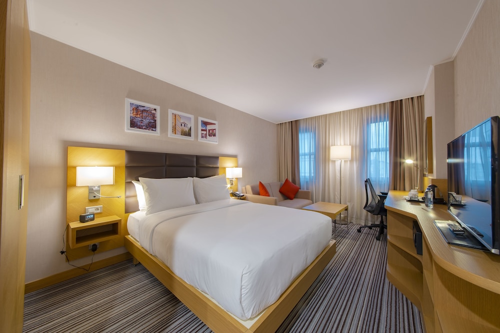 Family Room, 1 Queen Bed thumbnail 6