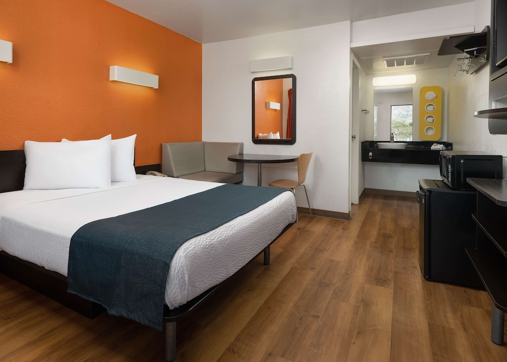 Standard Suite, 1 Queen Bed, Non Smoking photo 2