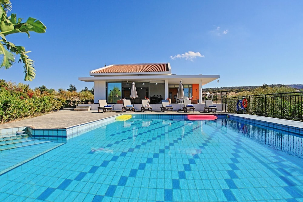 Villa photo 2