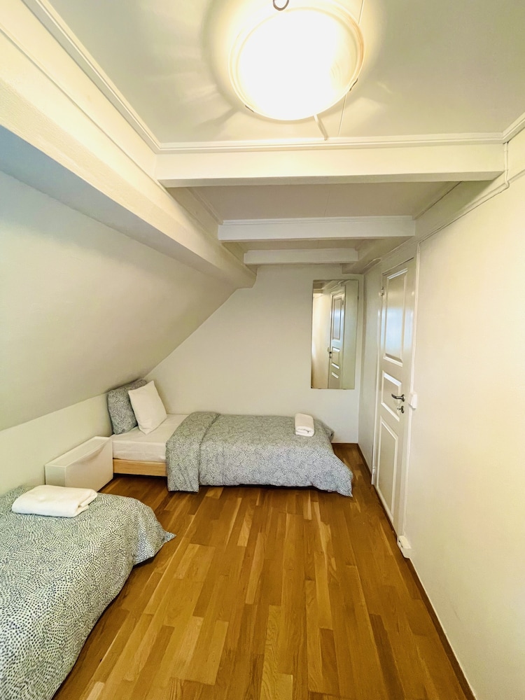 Basic Double Room, 2 Twin Beds photo 3