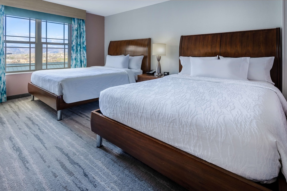 Suite, 2 Queen Beds photo 2