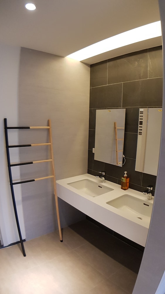 Design Double Room, 2 Bedrooms, Shared Bathroom photo 3