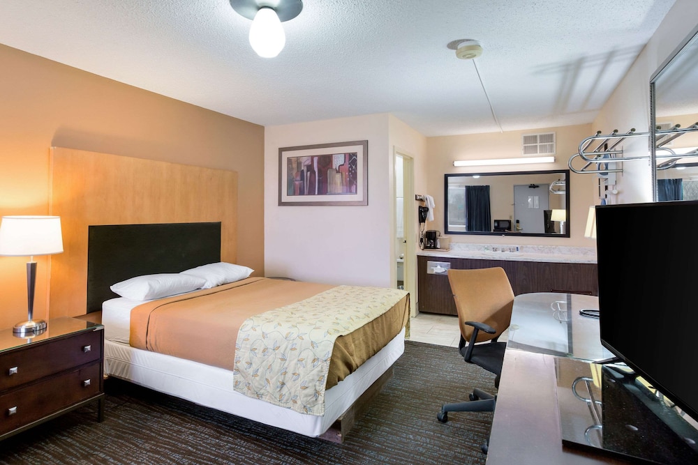 Standard Room, 1 Queen Bed, Non Smoking