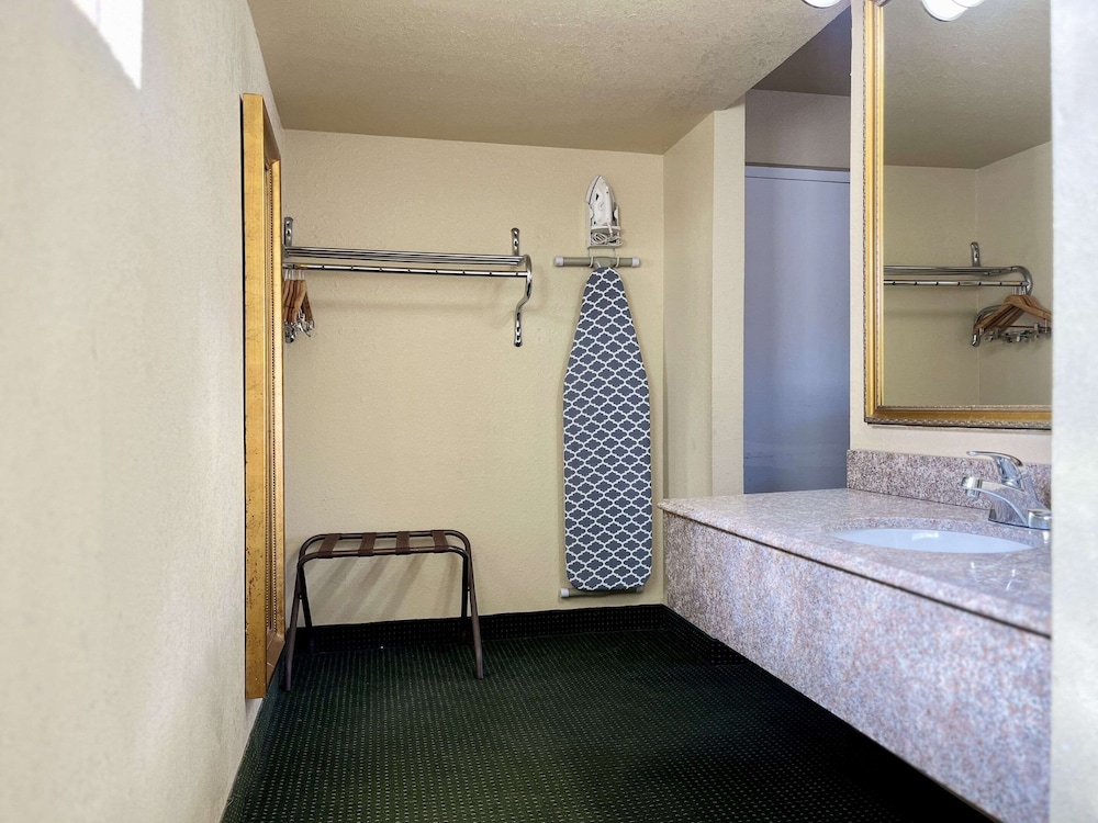 Suite, Non Smoking (2 King Beds) photo 2