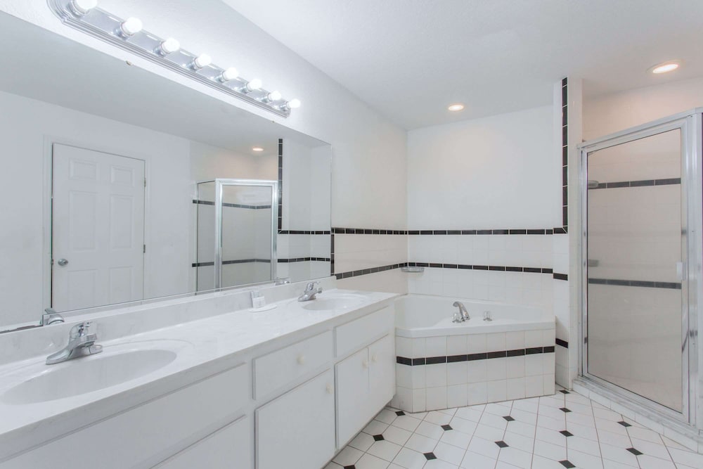 Suite, 1 King Bed, Jetted Tub - Photo 5