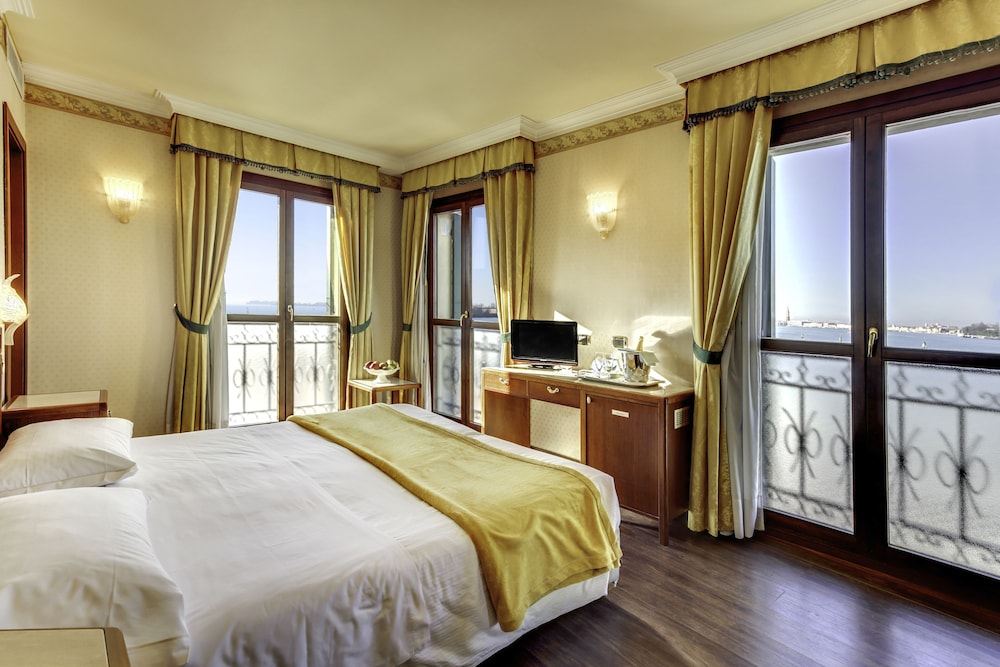 Superior Double or Twin Room, Lagoon View thumbnail 5
