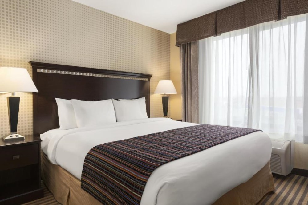 Suite, 1 King Bed, Accessible Bathtub (Accessible Tub) photo 3