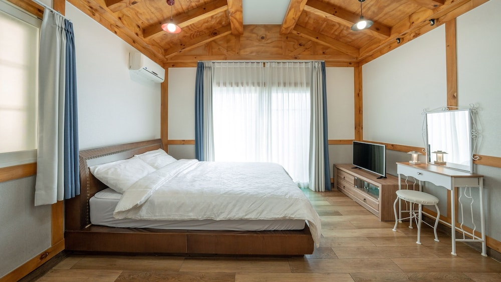 Basic Room, 1 Bedroom (thatched house Room(Pet/ Private BBQ))