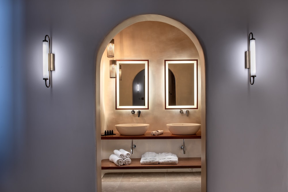 Cave two-bedroom Suite with jacuzzi - Photo 9
