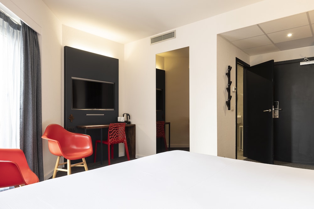 Premium Double Room, 1 King Bed - Photo 4