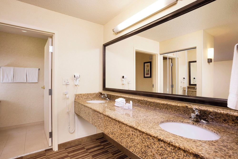 Suite, 1 Bedroom, Balcony, Courtyard View (Mobility Accessible, Tub) photo 2