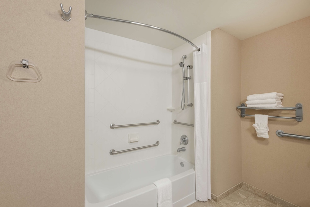 Room, 1 King Bed, Accessible - Photo 2