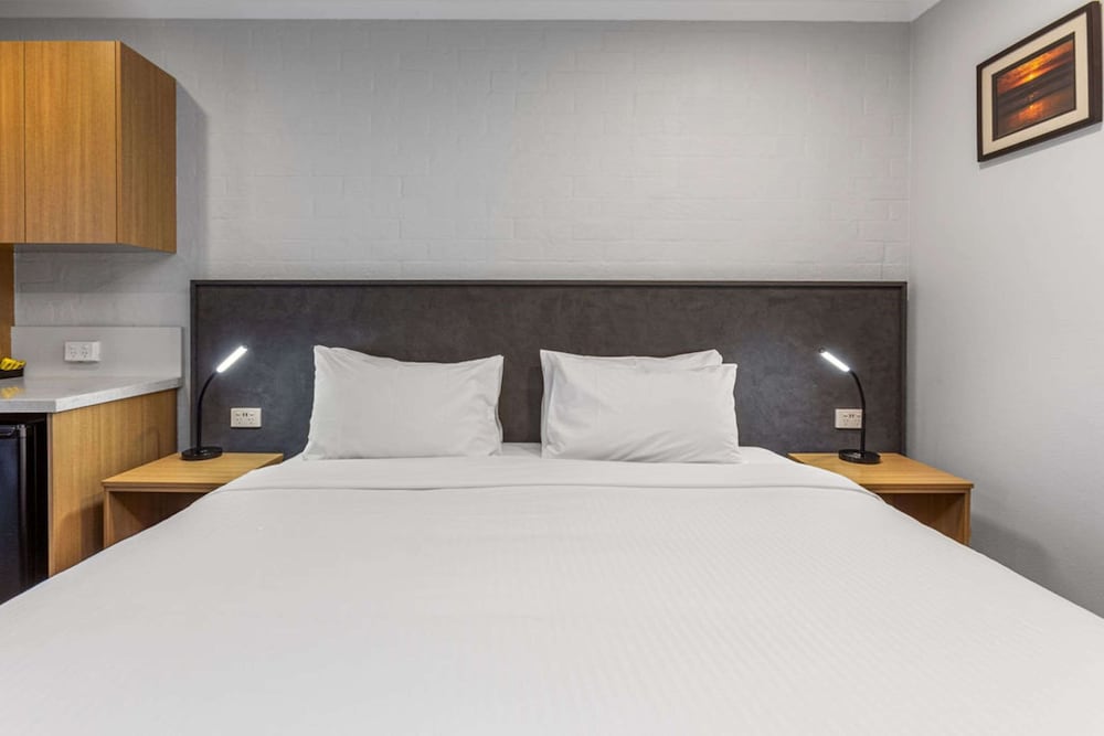 Standard Room, 1 King Bed, Non Smoking, Ground Floor (Walk-In Shower) photo 2