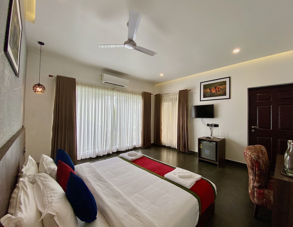 Honeymoon Cottage with Jacuzzi - Photo 5