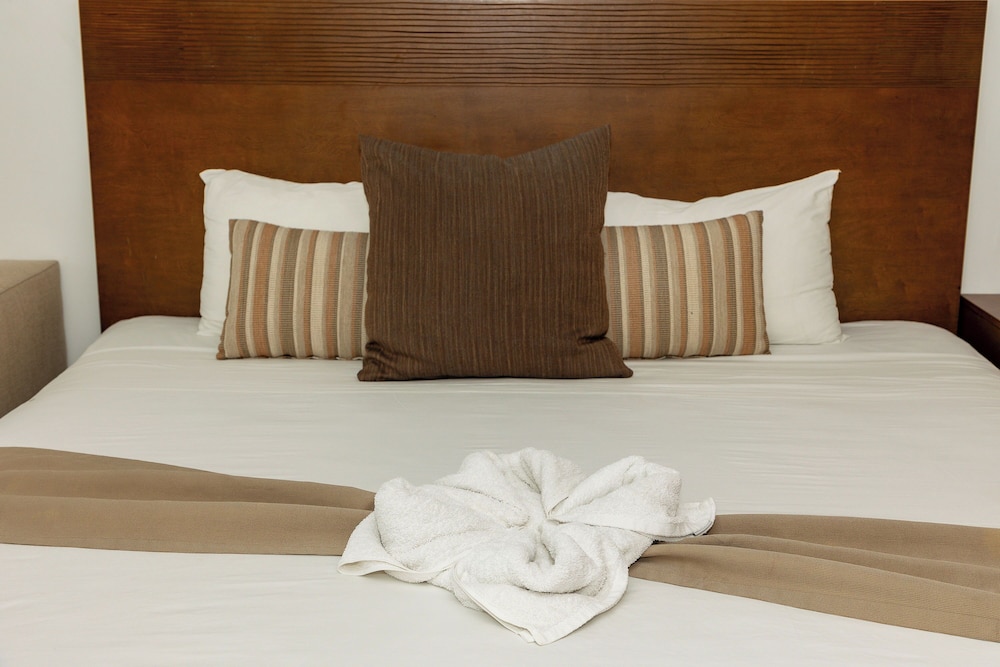 Standard Room, 1 Queen Bed, Partial Ocean View photo 2