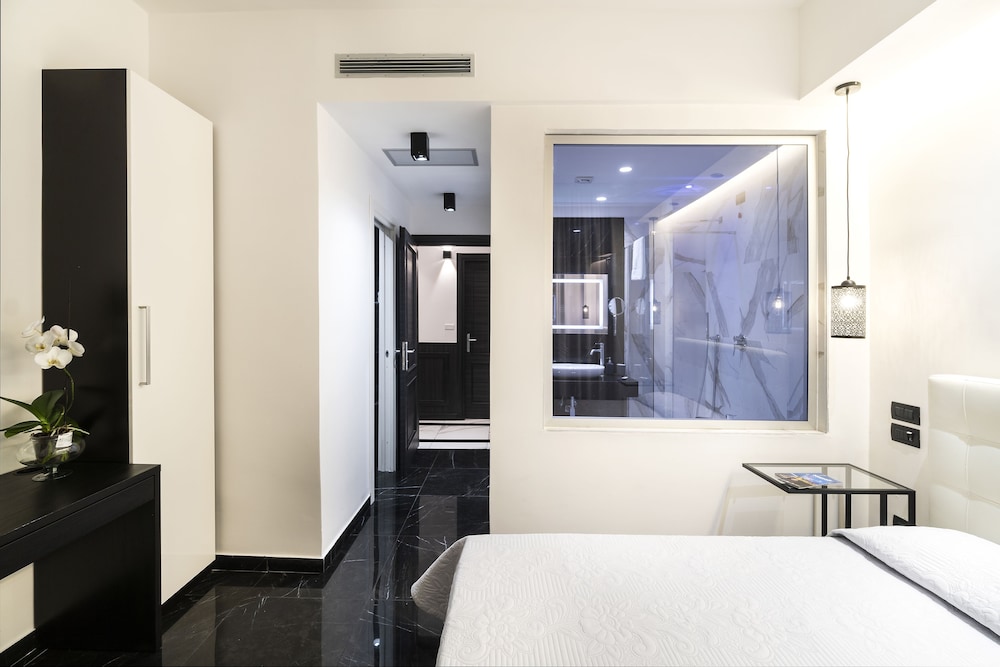 Luxury Suite, 1 King Bed, Private Bathroom, City View photo 3