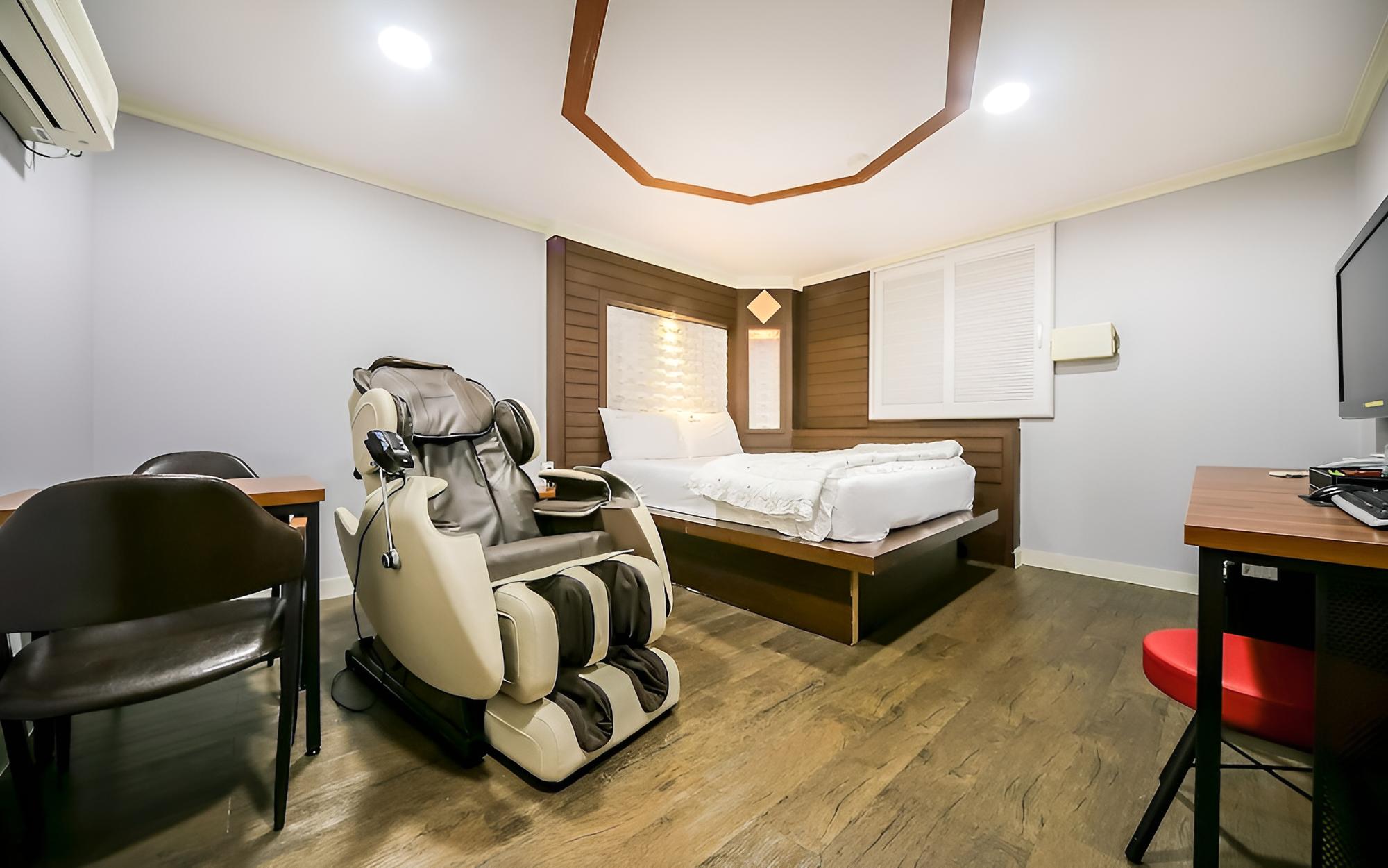 Room (VIP - massage chair (Netflix availabl) photo 1
