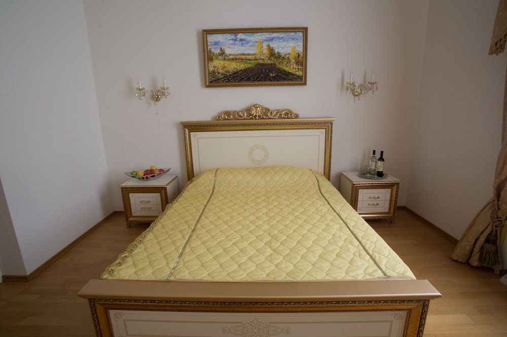 Basic Double Room, 1 Queen Bed, Shared Bathroom (№3-4) photo 2