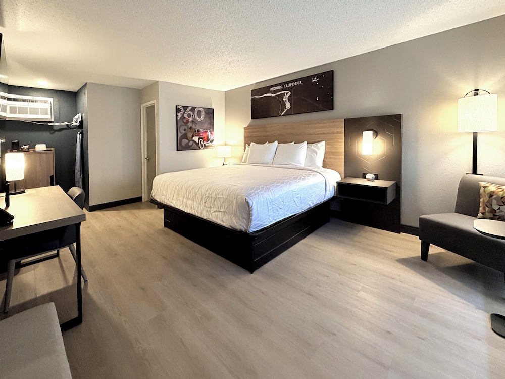Classic Room, 1 Queen Bed, Pool View photo 1