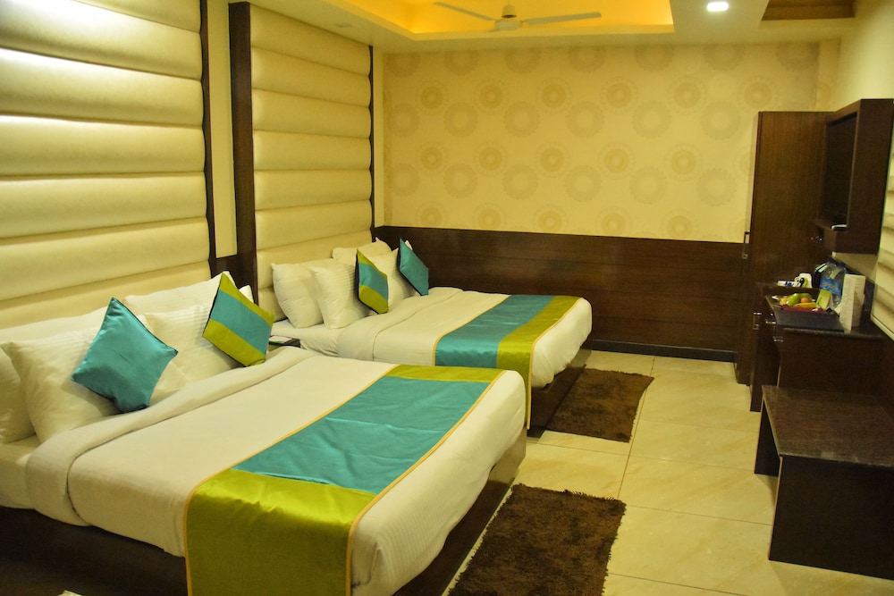 Fern Club Room - Photo 2
