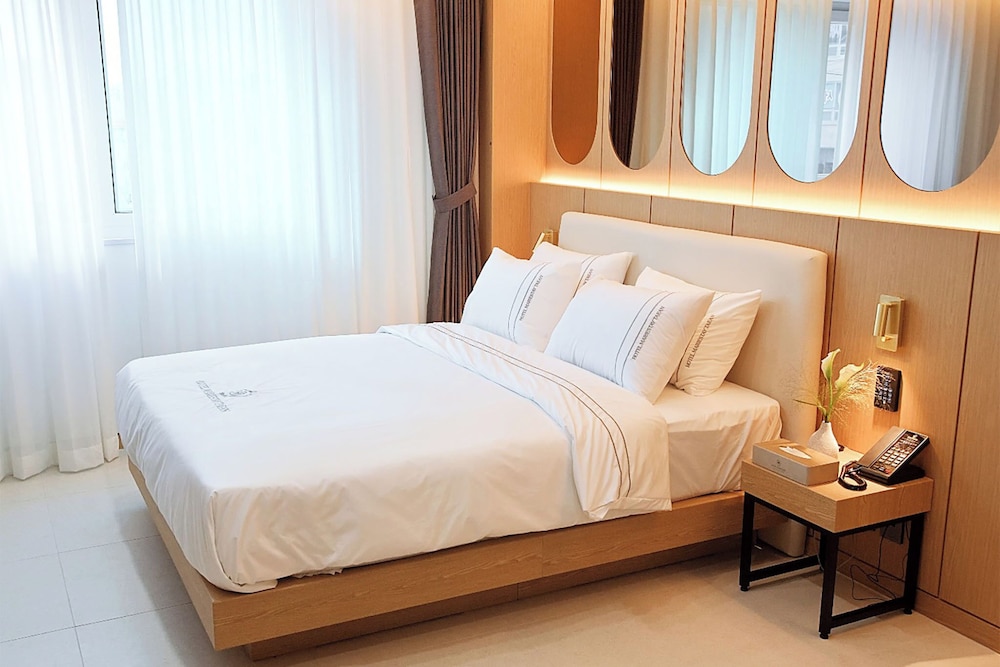 Premium Double Room, 1 King Bed, Non Smoking, Private Bathroom