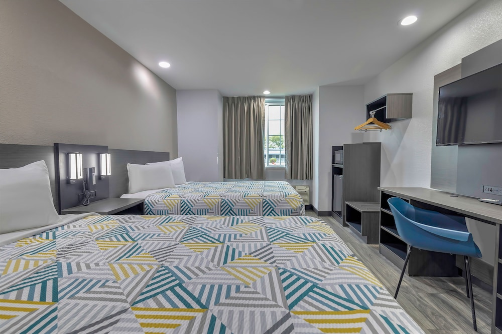 Deluxe Room, 2 Queen Beds, Non Smoking, Refrigerator & Microwave - Photo 6