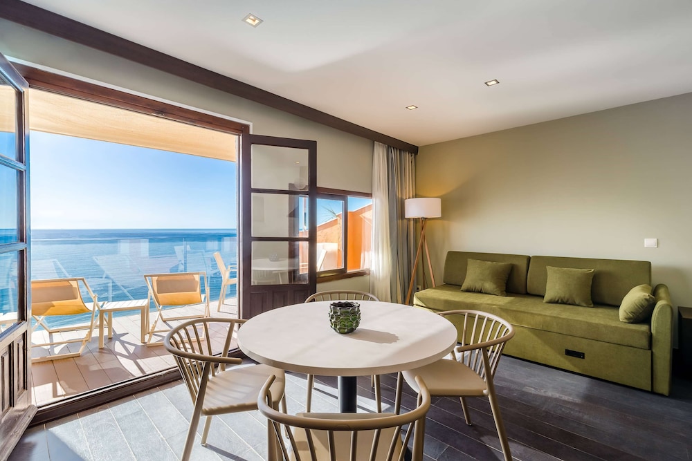 Deluxe Suite, Sea View (Junior) - Photo 13