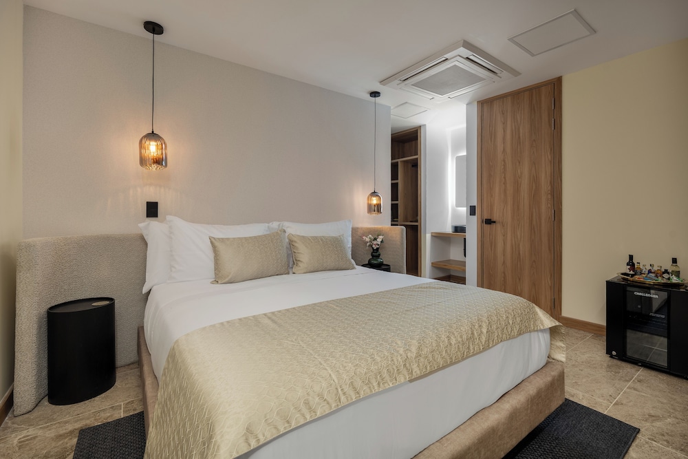 Standard Room (202)