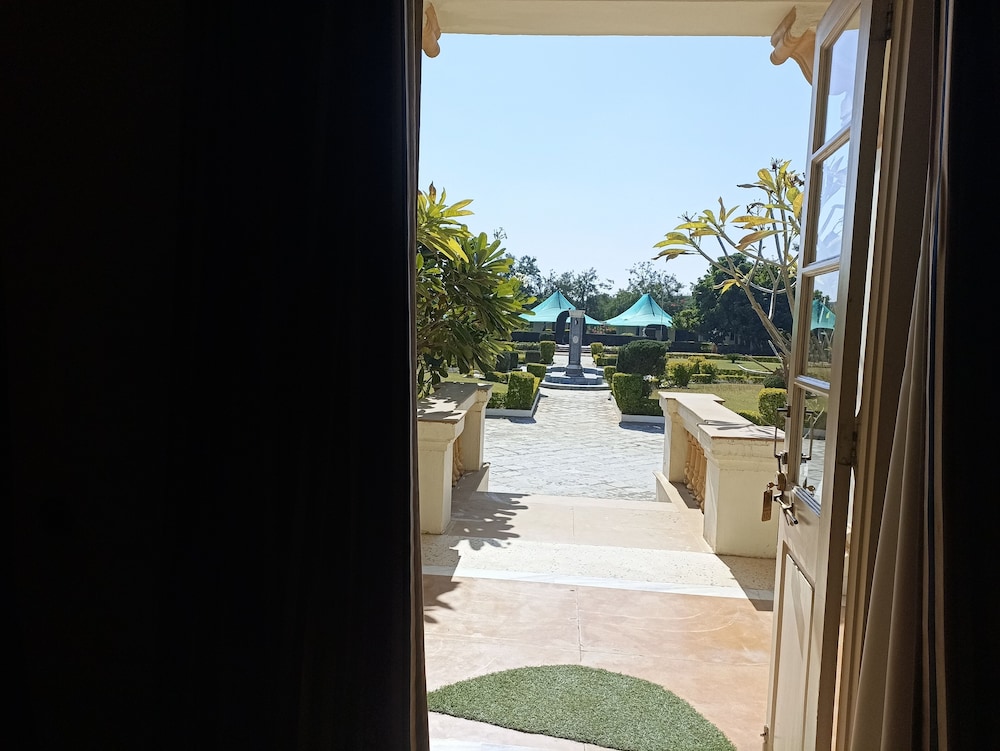 Suite, City View