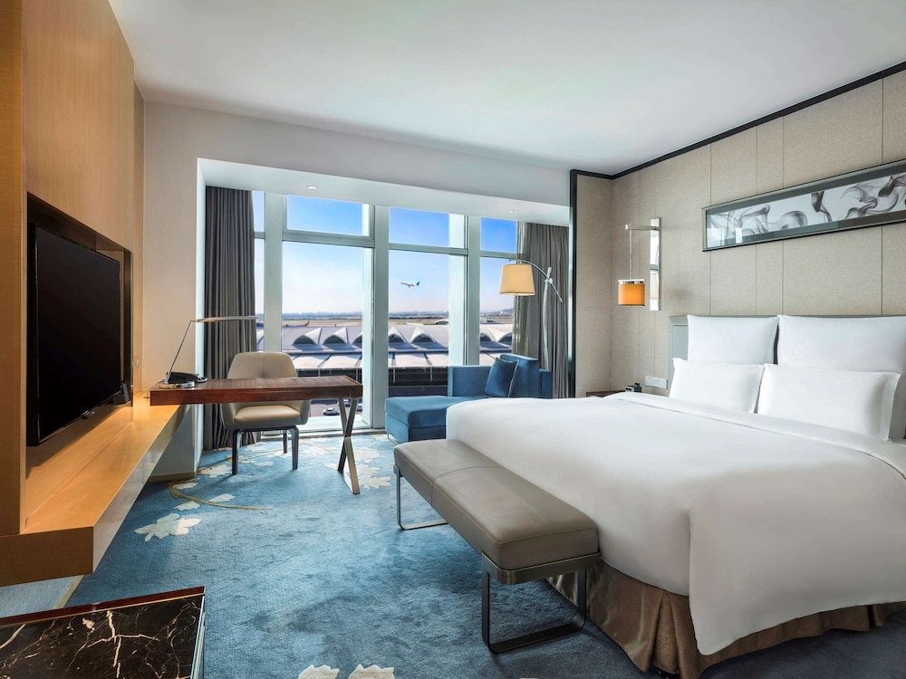 Executive Room, 1 King Bed, Club Lounge Access - Photo 2