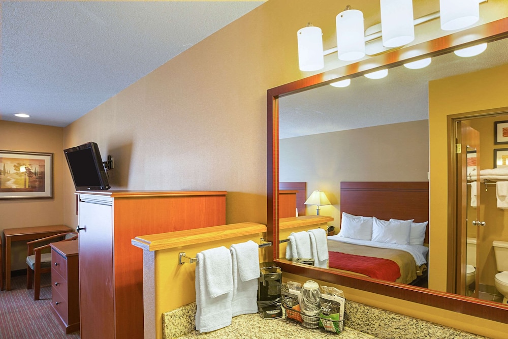 Standard Room, 2 Queen Beds, Non Smoking - Photo 3