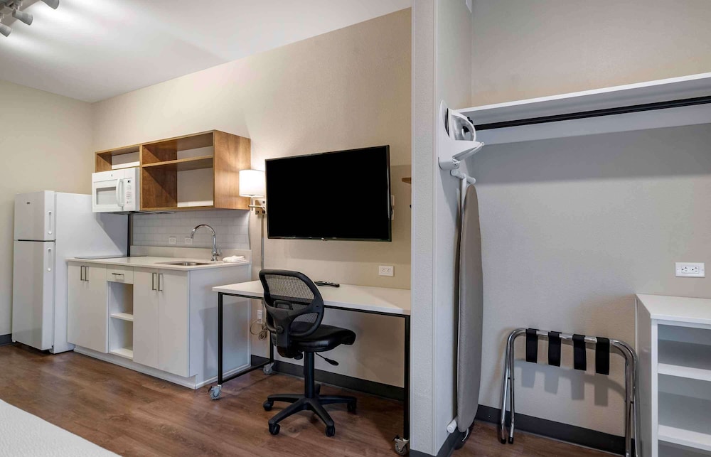 Standard Studio, Non Smoking, Refrigerator & Microwave - Photo 3