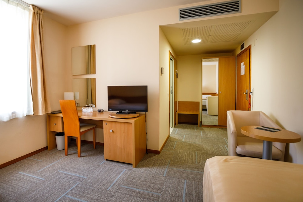 Standard Double or Twin Room, Accessible photo 2
