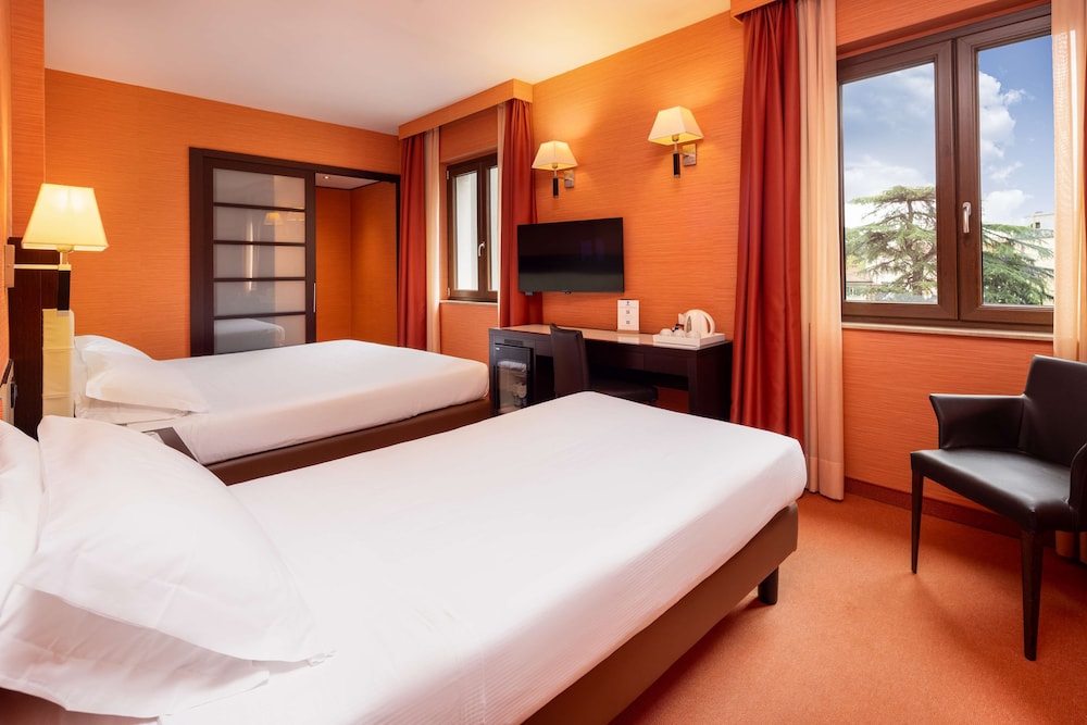 Standard Room, Multiple Beds - Photo 1