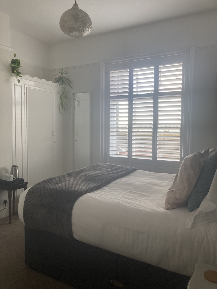 Double Room (Room 8,  Gosvenor,  Second Floor) photo 2