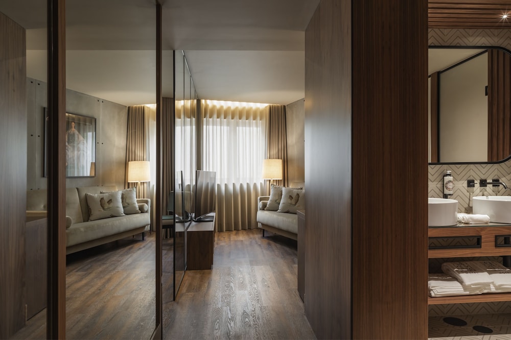 Suite, 1 King Bed, Non Smoking thumbnail 5