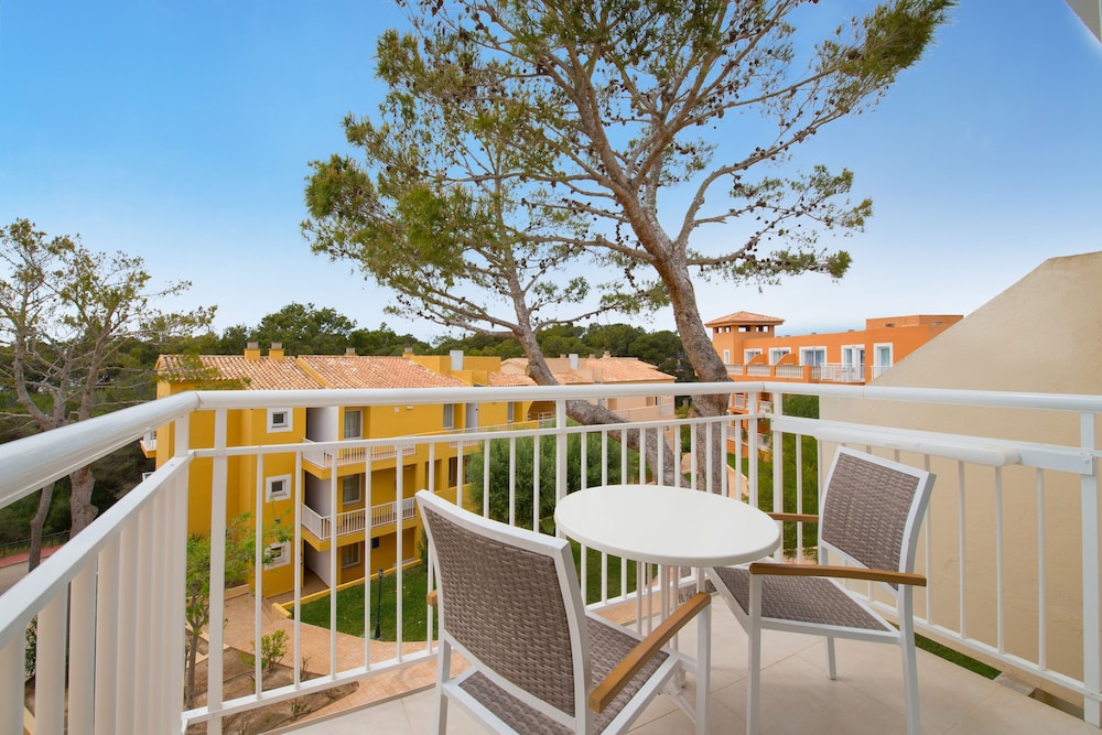 Family Room, Balcony, Garden View thumbnail 6