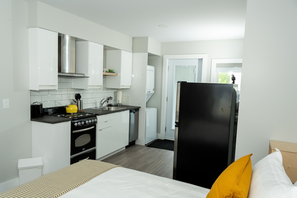 Suite 3, 1 Queen Bed