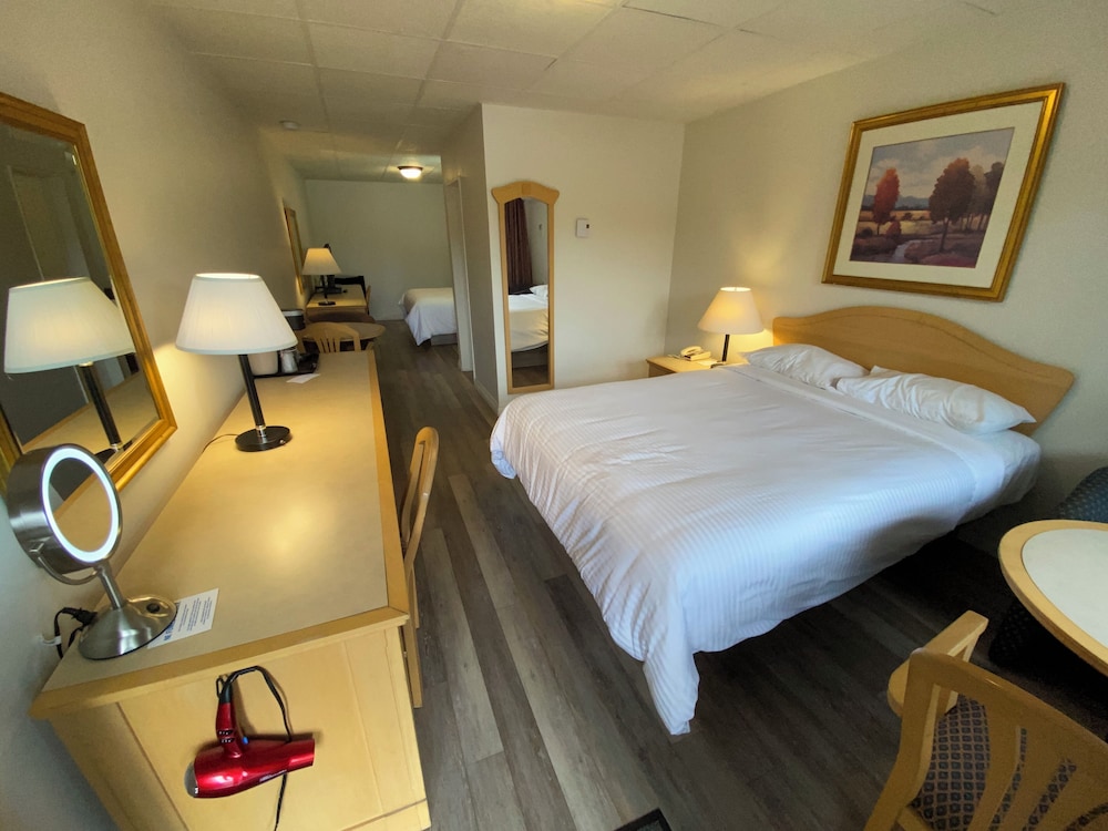 Economy Room, 2 Queen Beds, River View photo 3