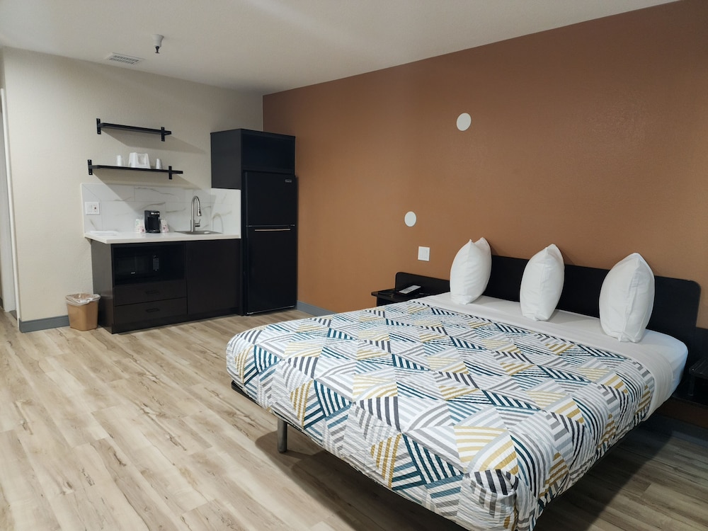 Standard Room, 1 Queen Bed, Non Smoking, Kitchenette - Photo 3